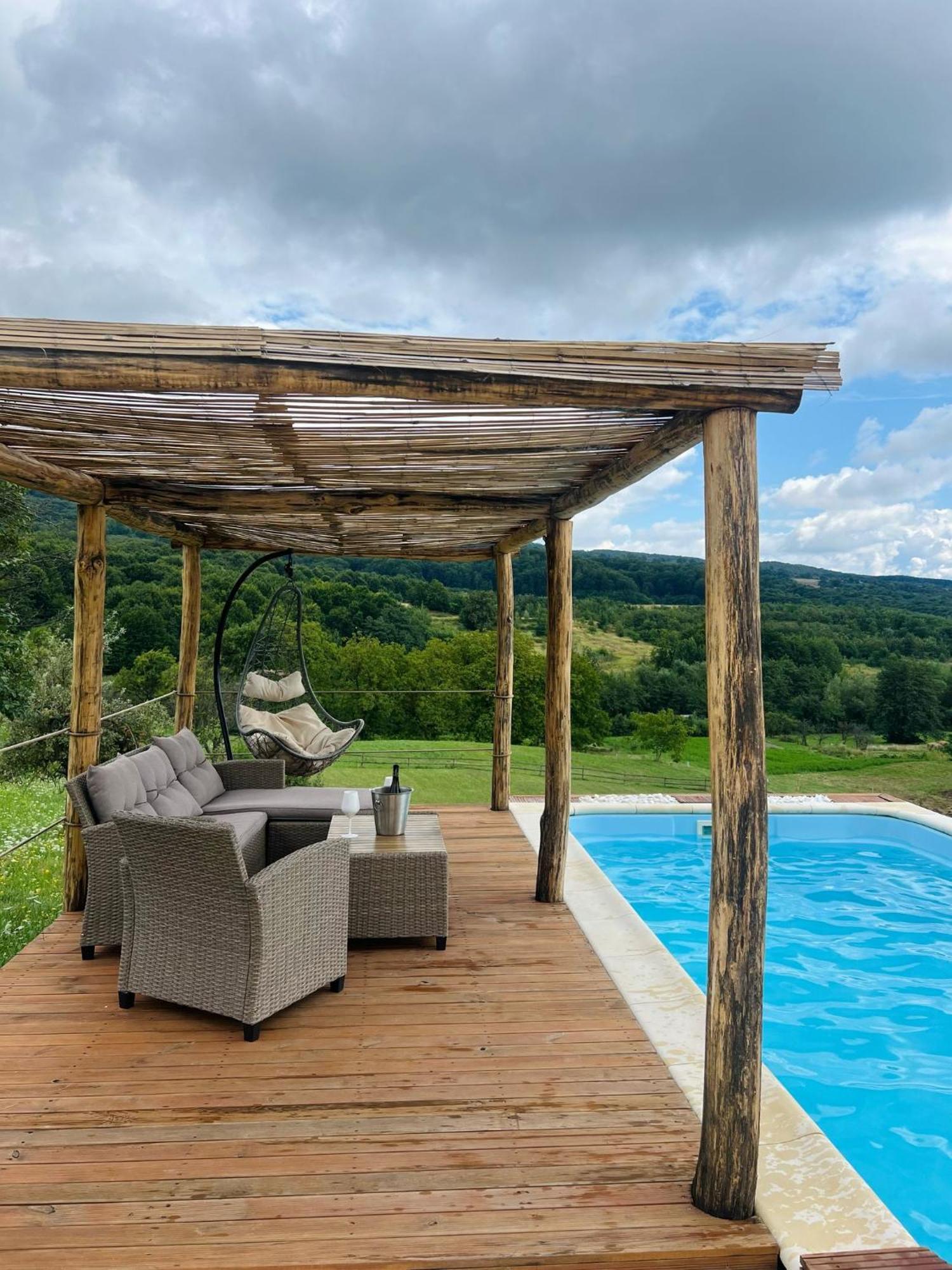 Le Chalet M - Cabana Cu O Panorama De Poveste. Surdesti  Luaran gambar