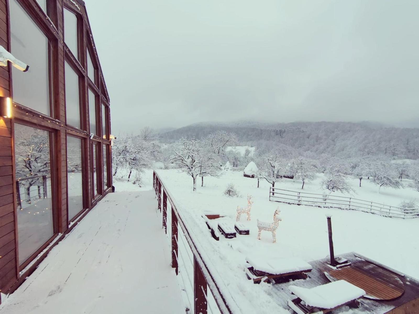 Le Chalet M - Cabana Cu O Panorama De Poveste. Surdesti  Luaran gambar