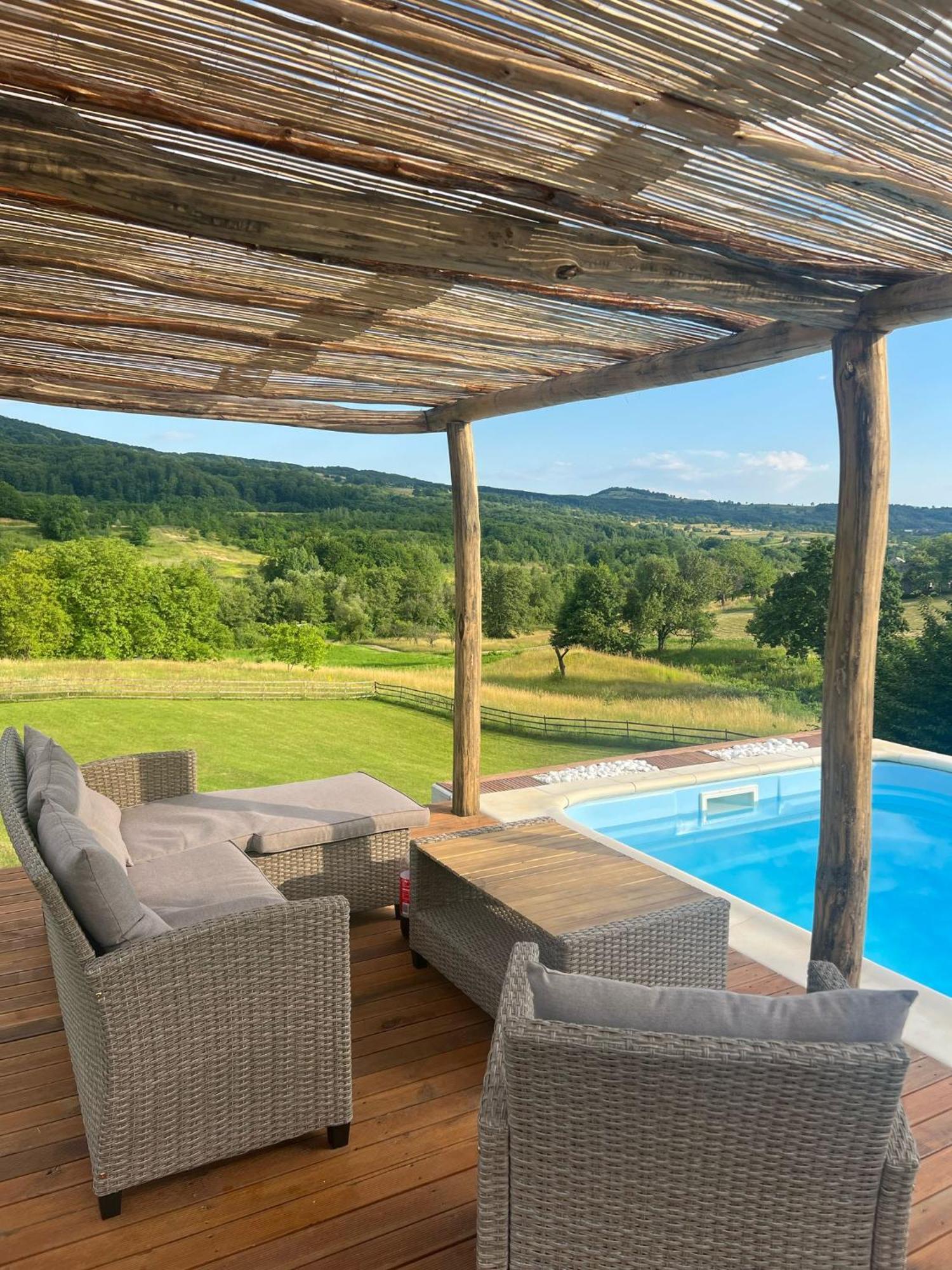 Le Chalet M - Cabana Cu O Panorama De Poveste. Surdesti  Luaran gambar